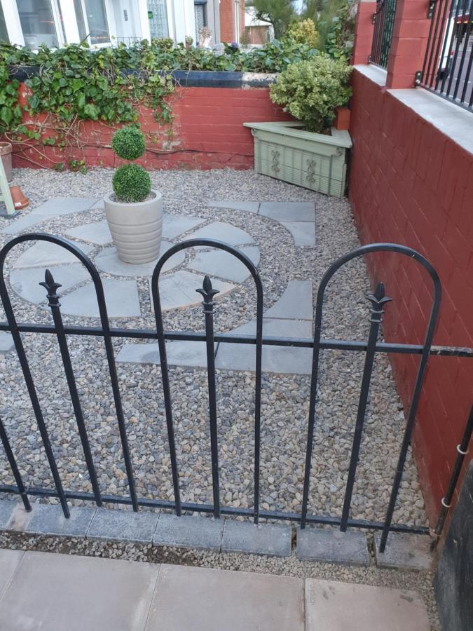 J'S Mayfair Guest House Блекпул Екстериор снимка