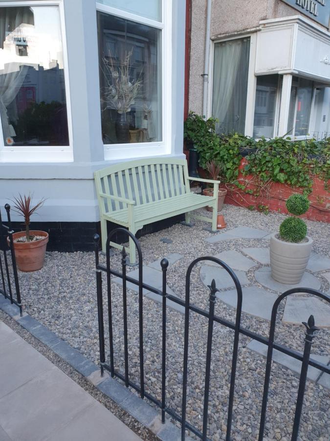 J'S Mayfair Guest House Блекпул Екстериор снимка