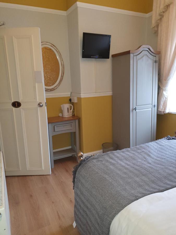 J'S Mayfair Guest House Блекпул Екстериор снимка