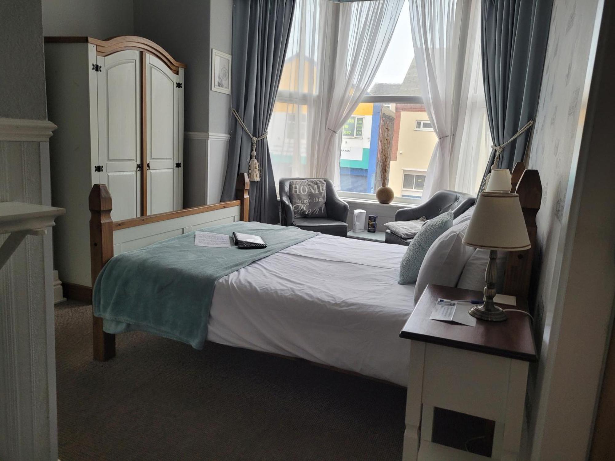 J'S Mayfair Guest House Блекпул Екстериор снимка