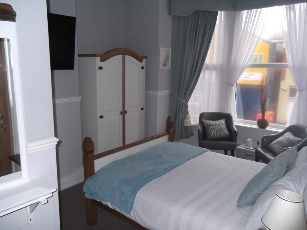 J'S Mayfair Guest House Блекпул Екстериор снимка