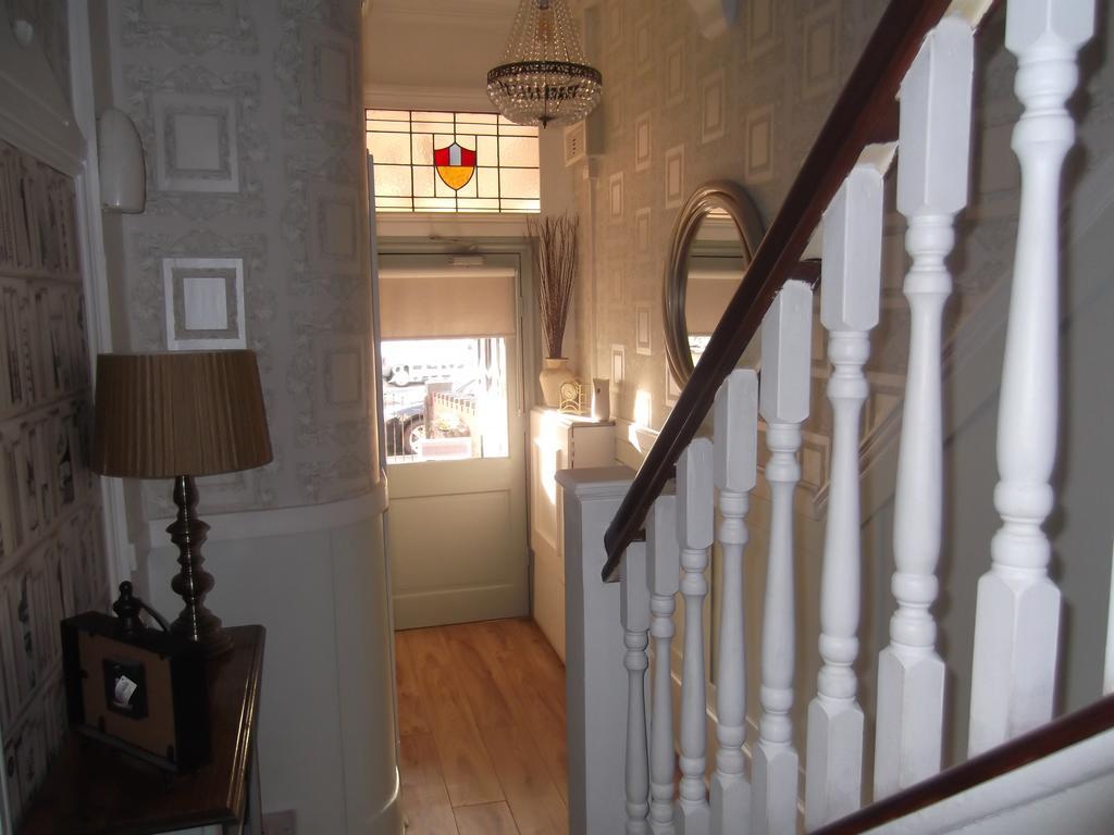 J'S Mayfair Guest House Блекпул Екстериор снимка